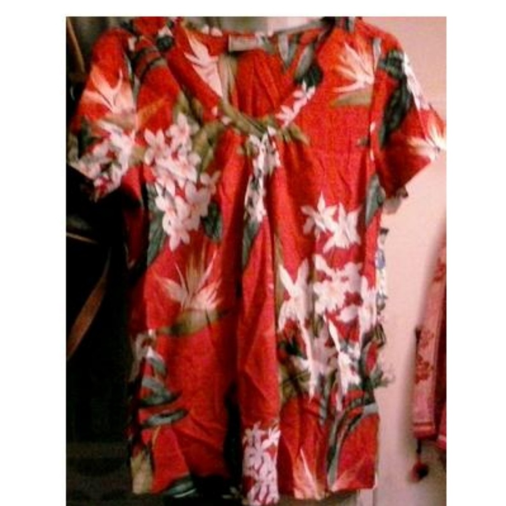 NEW Aloha Hut Hawaii Floral Top